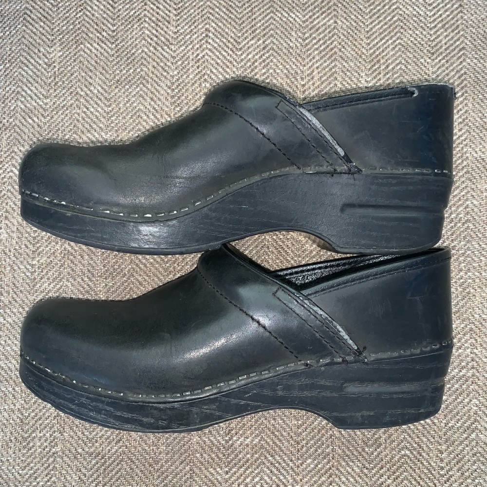 EUC Dansko Clogs Size 39 Narrow. - Picture 3 of 9
